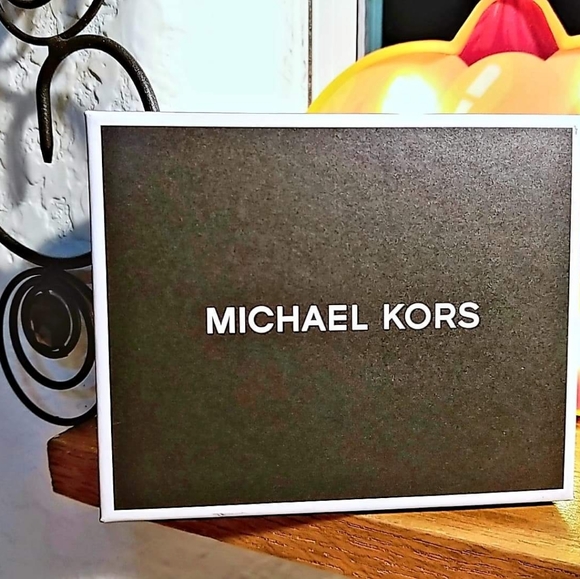 MK Michael Kors Jet Set BillFold Wallet - Picture 3 of 5